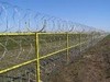 Монтаж, установка заграждений заборов колючей проволоки